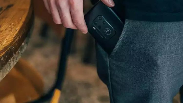 गोळी झाडली गेली पण या तगड्या मोबाईलमुळेच दुकान मालकाचा जीव वाचला  !!