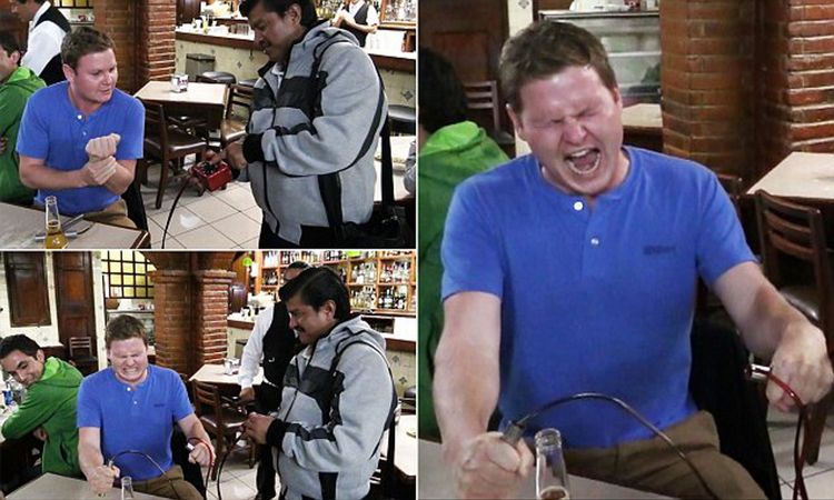 ८) विजेचा झटका देणे