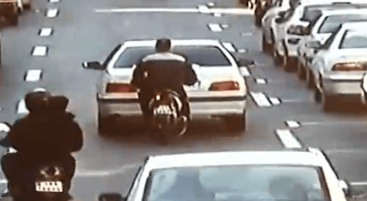 १०) कार नंबर झाकणारा