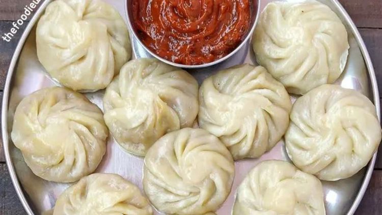 भारतात मोमोज कसे आले, कसे लोकप्रिय झाले आणि ते बनवण्याच्या विविध पद्धतींबद्दल जाणून घ्या!!