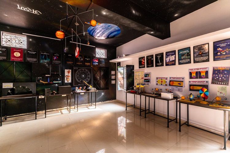 अमेरिकन शाळे च्या तोडीस तोड उत्तरप्रदेशातल्या खेड्यातली सरकारी शाळेतली प्रयोगशाळा!!