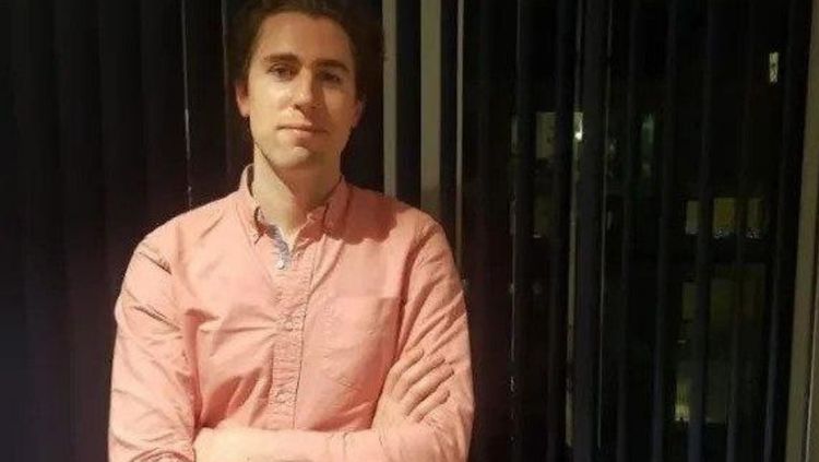 रांगेत उभे राहण्याचे काँट्रॅक्ट घेणारा हा माणूस  रोज काय कमावतो ते बघा ! 