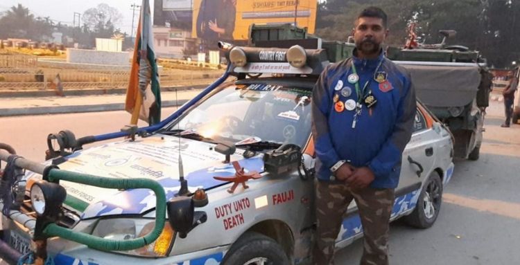 नोकरी सोडून सव्वा लाख किमींचा प्रवास करत १४४ शहिदांच्या घरातली माती गोळा करणारा देशप्रेमी: उमेश जाधव!!