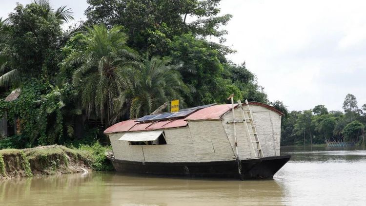 पुराखाली गेलेल्या गावातल्या मुलांचा आधार बनलेल्या बांग्ला देशातल्या तरंगत्या शाळा!!