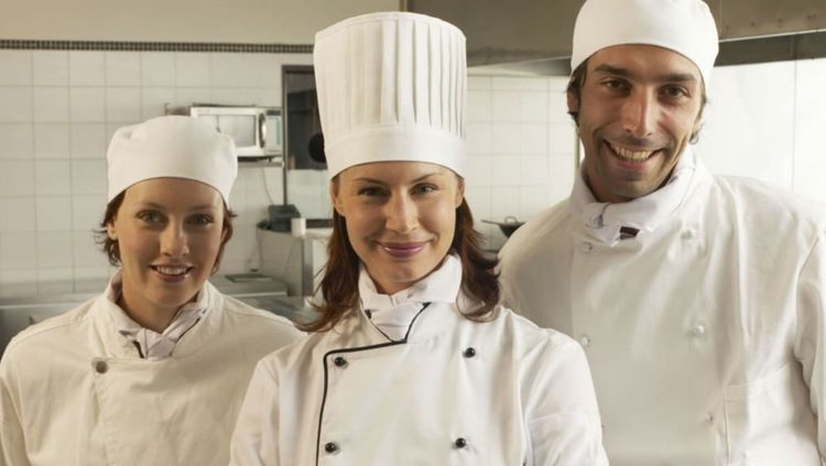 स्वयंपाकात केस पडू नये इतकंच काही शेफच्या टोपीमागचं एकमेव कारण नाही!! वाचा मग काय कहाणी आहे!!