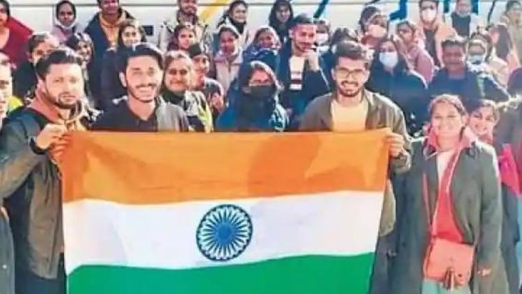 भारतीय विद्यार्थी रशिया-युक्रेनला शिकायला का जातात हे आधी समजून घ्या!!