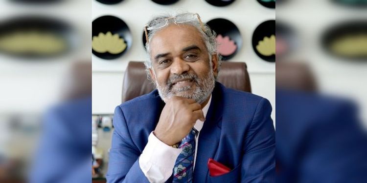 पद्मश्री पुरस्काराने सन्मानित या उद्योगपतींनी भेट मिळालेले हेलिकॉप्टर समाजसेवेसाठी अर्पण केले!! पूर्ण बातमी तर जाणून घ्या!!