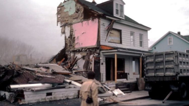 गेली ६० वर्षे आगीत धुमसत असलेले हे गाव ‘घोस्ट टाऊन’ म्हणजे ‘झपाटलेलं गाव’ म्हणून ओळखलं जातं. 