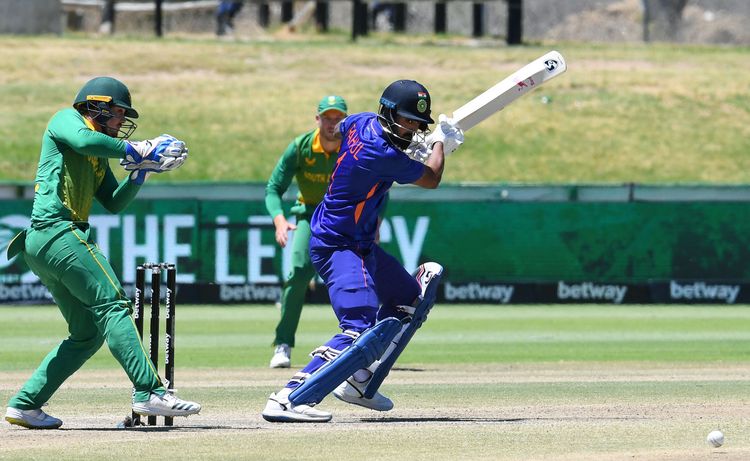 दक्षिण आफ्रिकेविरुद्ध होणाऱ्या मालिकेपूर्वी भारतीय संघाला मोठा झटका;केएल राहुल बाहेर तर रिषभ पंतकडे संघाची जबाबदारी..