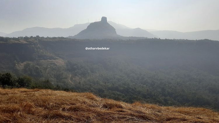 अवघड वाटा दुर्गांच्या: कातळात कोरलेल्या सुंदर सर्पाकार पायऱ्यांचा आणि आगळ्यावेगळ्या पाणबुडी आकाराचा 'कोथळीगड'!!