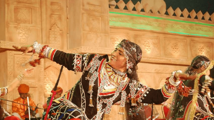 जन्मानंतर जमिनीत जिवंत गाडली गेली, त्याच गुलाबो सपेराला पद्मश्री पुरस्काराने सन्मानित केलं गेलं!!