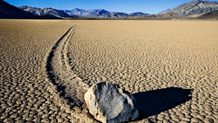 अमेरिकेतल्या डेथ व्हॅलीतल्या स्थलांतरीत होणाऱ्या दगडांमागचं रहस्य!! मोठाले दगडही चक्क १ किमी अंतरावर सापडतात!!