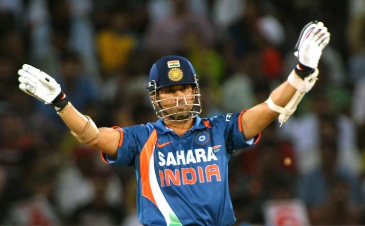 सचिनला डाव्या हाताने फलंदाजी करताना पाहायचं आहे? मग हा व्हिडिओ नक्की पाहा...