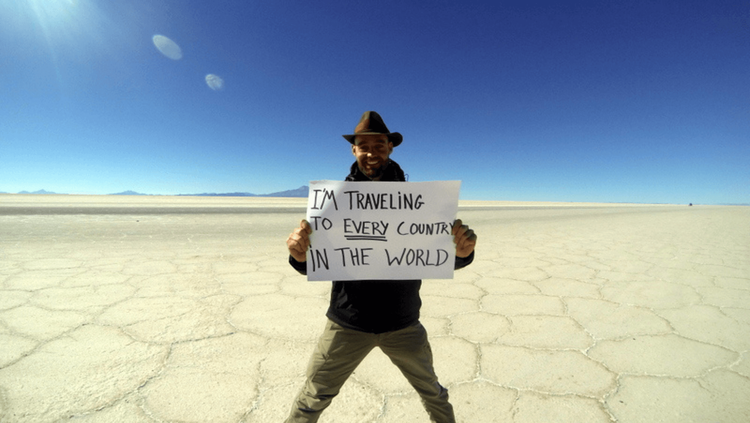 विमानप्रवास न करता जगातल्या प्रत्येक देशाला भेट देणारा एक अजब प्रवासी !