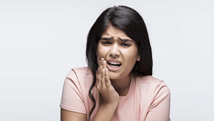 दातदुखी - या वेदनेपुढे आपण सगळेच शरण ! जाणून घ्या दात दुखण्याची कारणे, उपाय आणि घ्यावयाची काळजी