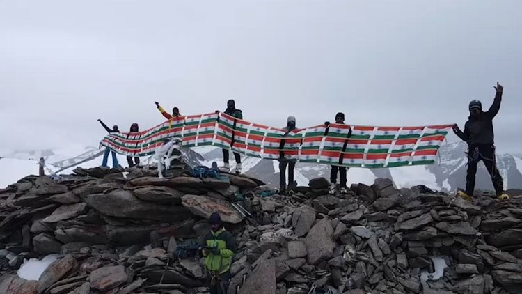 ६०७० मीटर उंच गिरीशिखरावर भारताचा स्वतंत्रता दिवस साजरा केला !!