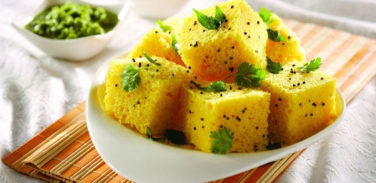 १६. पुदिना-जवस चटणीसोबत मिश्र पिठाचा ढोकळा 