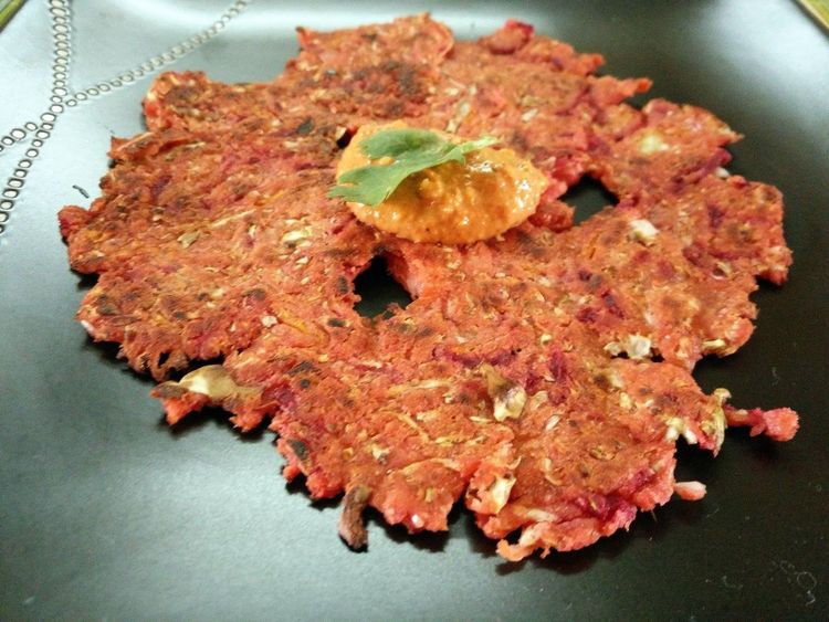  ३. मिश्र भाज्यांचे(किसून कोबी/ गाजर/मुळा/ इ.)थालीपीठ किंवा धिरडे 