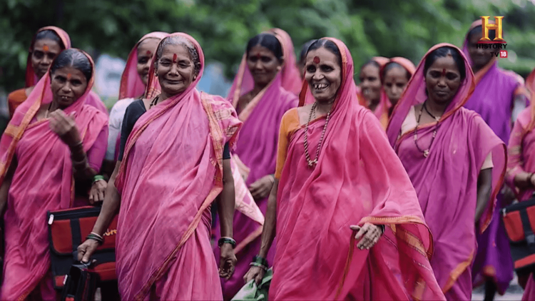 तुम्हांला अभिमान वाटेल,  भारतातली पहिली आजीबाईंची शाळा भरतेय महाराष्ट्रातल्या एका खेड्यात..