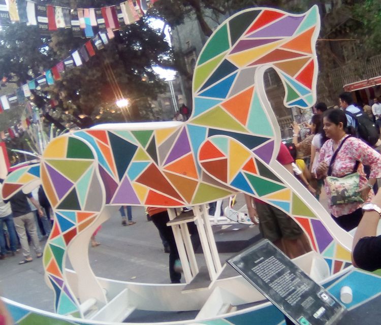 झुलता घोडा 'थोरांसाठी'