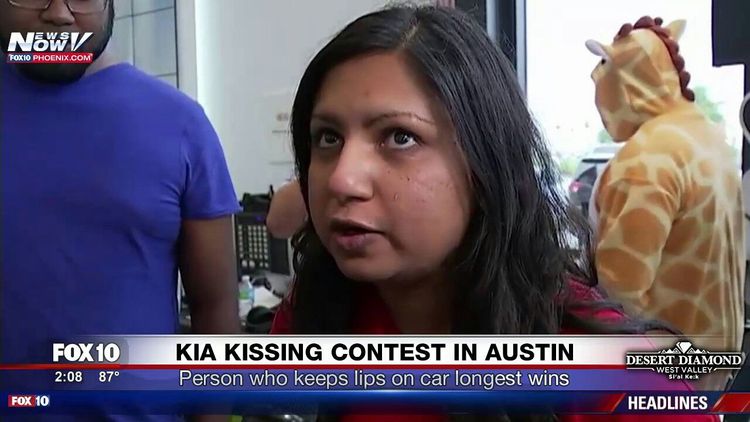 चक्क ५० तासांच्या चुंबनानंतर तिला बक्षिस म्हणून मिळाली झगमगीत कार!!