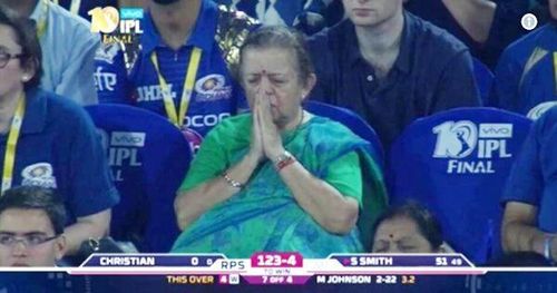 मुंबई इंडियन्ससाठी देवाचा धावा करणार्‍या या आजीबाई आहेत तरी कोण ? 