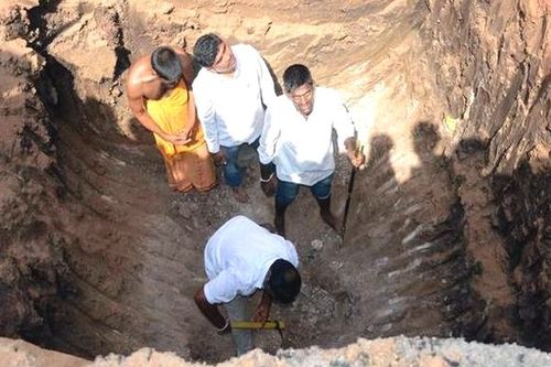 शिवलिंग सापडेल म्हणून त्यानं हायवेवर खोदला चक्क १५ फुट खोल खड्डा