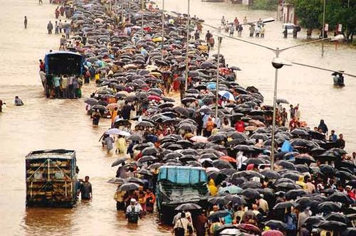 वन्स अपॉन अ टाईम इन मुंबई - २६ जुलैच्या पावसाचे थैमान दृश्य रुपात!!