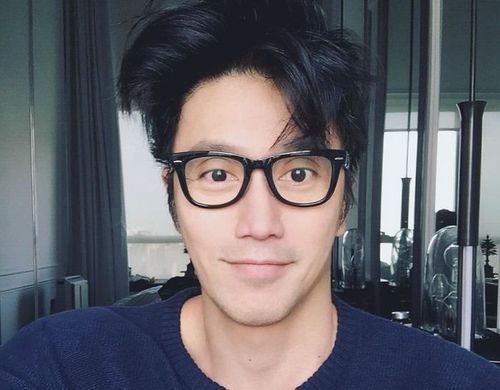 दिसतं तसं नसतं - या हँडसम तरुणाचं वय ऐकून चक्राऊन जाल राव !!