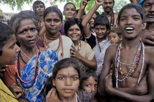 अजब गजब गाव : या गावात गुगल, ओबामा, सोनिया गांधी, शाहरुख खान हे सगळे एकत्र राहतात !!