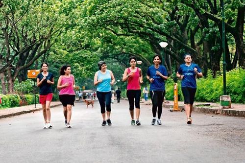 ३. अतिश्रमाने येणारा थकवा पण नियमित लसूण सेवन केल्यास कमी होतो. हृदयाचे आकुंचन प्रसरण काबूत ठेवण्याचे कामही लसूण करते. सतत कामानिमित्त हालचाल करणार्‍यांना याचा विशेष फायदा होतो. उदाहरणार्थ , मॅरॅथॉनमध्ये धावणार्‍या लोकांना याचा फायदा होतो. 