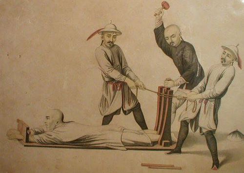 लि सी - याचा त्यानेच त्याच्या राज्यात लागू केलेल्या पाच शिक्षेच्या प्रकारांनी मृत्यू झाला