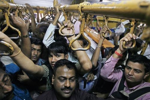 ....आणि मग चक्क लोकल मध्ये झालं लग्न !!