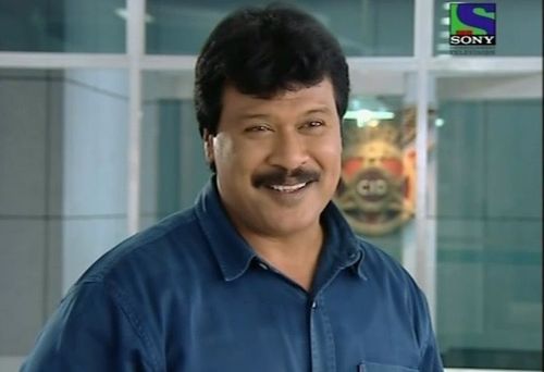 ४. 'दिनेश फडणीस' उर्फ 'फ्रेडरिक्स'