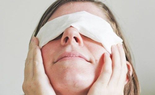 कधी कधी दिवसभरातील कामाच्या अतिरेकात डोळ्यांना ताण आणि थकवा जाणवतो. अशावेळी कोमट मीठाच्या पाण्यात एखादं स्वच्छ कापड भिजवा, आणि ते डोळ्यांवर ठेवून काहीवेळासाठी आराम करा. डोळ्यांचा त्रास कमी करण्यासाठी हे तुम्ही दररोज केलं तर चांगलंच आहे.