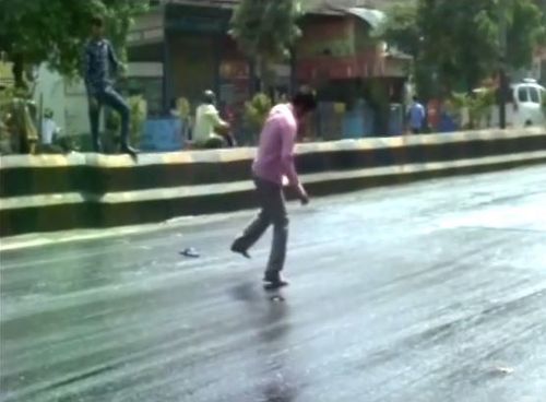 उन्हामुळे रस्ते विताळतात तेव्हा!!!