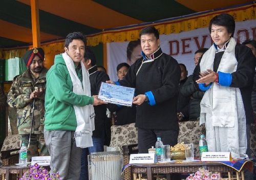 भारतातल्या या गावात सगळेच कसे काय करोडपती ??