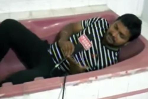 हा न्यूज रिपोर्टर बाथटब मध्ये काय करतोय भाऊ ?