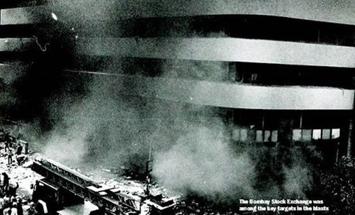 १. स्फोटांची मालिका