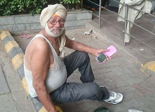 रेल्वे स्टेशनवर राहणाऱ्या या बेघर काकांना फेसबुकमुळे असा मिळाला मदतीचा हात !!