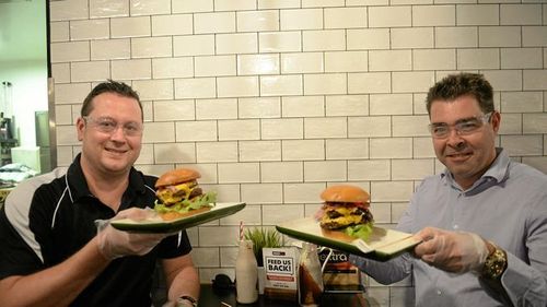 ३. राव, तुम्हाला धक्का बसेल पण बर्गर खाताना ग्राहकांना स्पेशल चष्मा व हातमोजे घालावे लागतात.