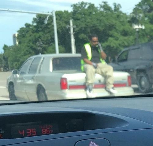 ६. नक्कीच बायकोचा फोन असणार....