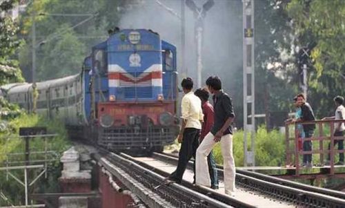 समोर माणूस दिसत असूनही ट्रेन थांबत का नाही.