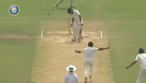 व्हिडीओ ऑफ दि डे : तब्बल २० वर्षानंतर या पठ्ठ्याने केली इतिहासाची पुनरावृत्ती...हा व्हिडीओ चुकवू नका भाऊ !!