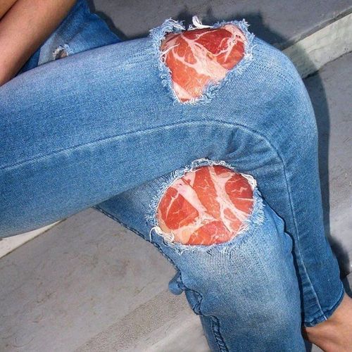 ही फक्त डिझाईन आहे की गुढगे खरोखर सोललेत ??