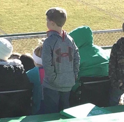 म्हणून लहान मुलांना आईवडील स्वतःहून कपडे घालतात.