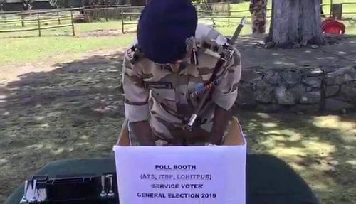 या व्यक्तीने केलंय भारतातलं पाहिलं मतदान....मतदानापूर्वीच हे मतदान कसं पार पडलं ??