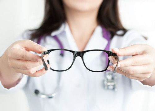 चष्म्याची काळजी घेण्याच्या ५ भन्नाट टिप्स !!