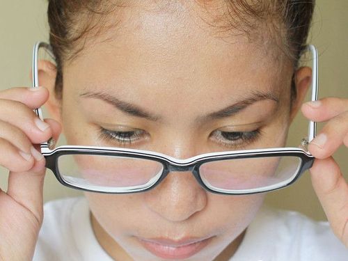 १. नेहमी चष्मा दोन्ही हातांनी काढा.