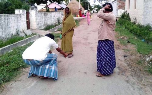 शौचालय बांधण्यासाठी भीक मागणारा सरपंच !!!